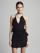 Robe courte fleurie sans manches à dos nu et col suspendu